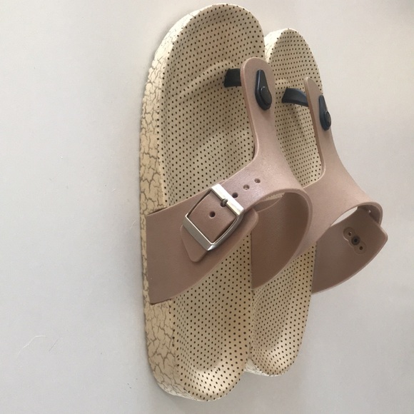 Slip on thong type sandals. - Picture 4 of 4